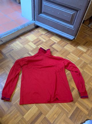 Camisa roja cuello alto