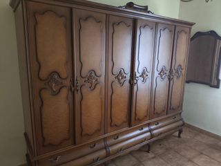 Armario de madera marrón clásico