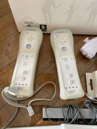 Consola Nintendo Wii con accesorios y juegos.