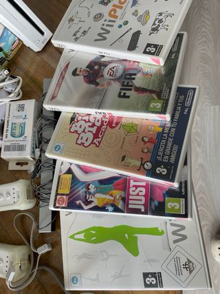 Consola Nintendo Wii con accesorios y juegos.
