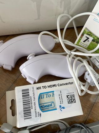 Consola Nintendo Wii con accesorios y juegos.