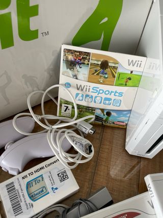 Consola Nintendo Wii con accesorios y juegos.