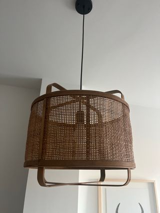 Lámpara de mimbre y madera