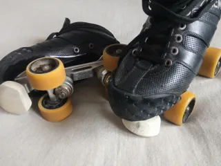 Patines Hockey Azemad con chasis de Mistral.