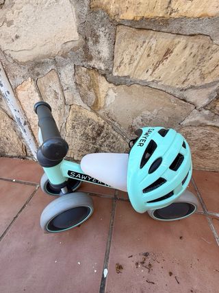 Bicicleta de aprendizaje Sawyer con casco