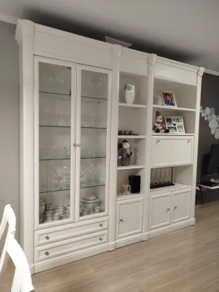 Librería blanca de madera y cristal