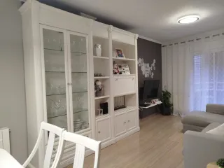 Librería blanca de madera y cristal