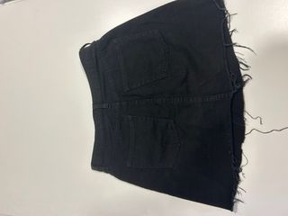 Falda vaquera negra desgastada