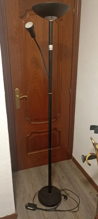 Lámpara de pie negra y dorada