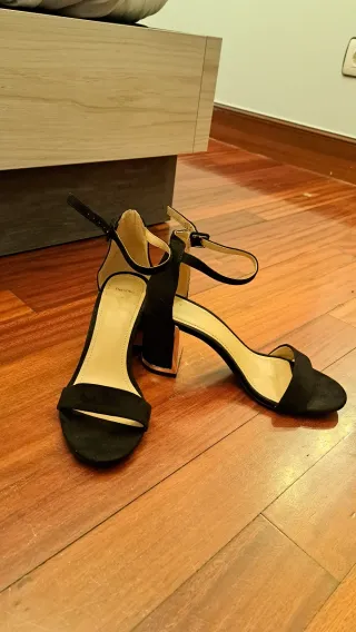 Sandalias negras tacón