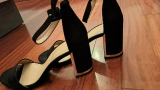 Sandalias negras tacón