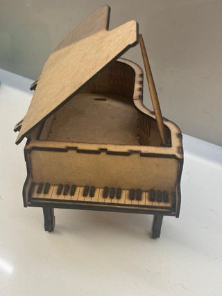 Figura Piano Madera