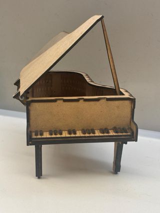Figura Piano Madera