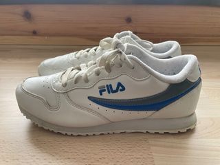 Zapatillas Fila Blancas y Azules t.42