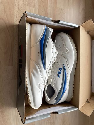 Zapatillas Fila Blancas y Azules t.42