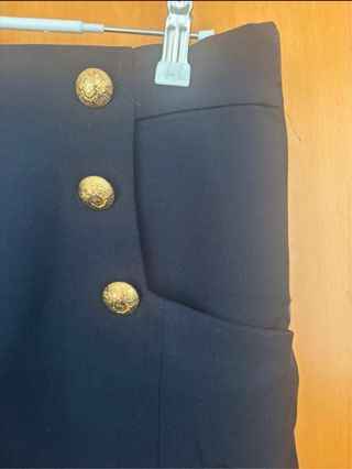 Shorts Zara azul con botones dorados