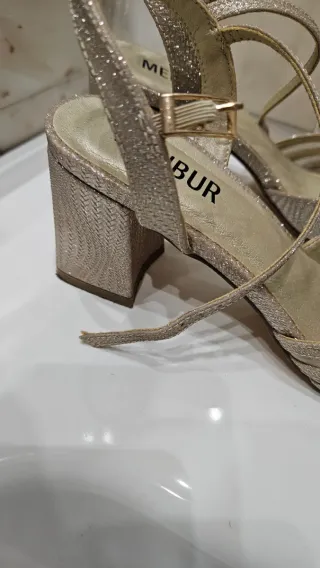 Zapatos de fiesta dorados MENBUR