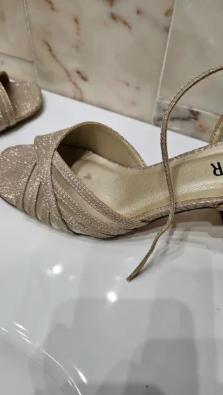 Zapatos de fiesta dorados MENBUR