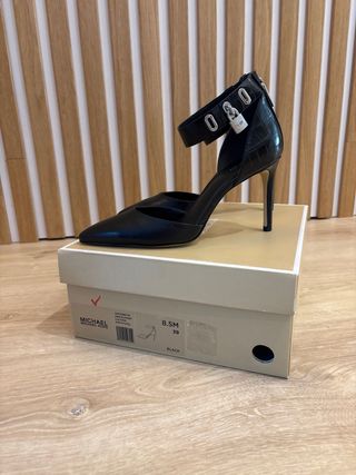 Zapatos de tacón negros con candado