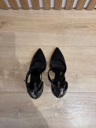 Zapatos de tacón negros con candado