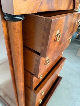 Cómoda de madera antigua restaurada