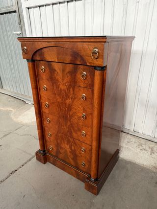 Cómoda de madera antigua restaurada