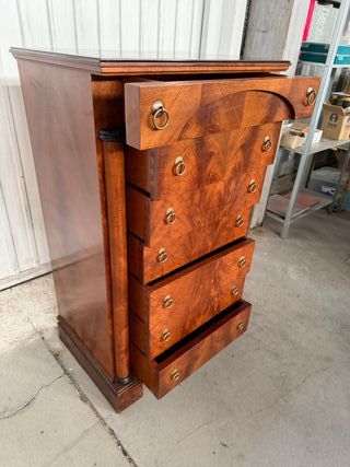 Cómoda de madera antigua restaurada