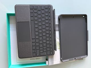 Logitech Combo Touch iPad 7/8/9 Gen ES
