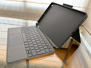 Logitech Combo Touch iPad 7/8/9 Gen ES