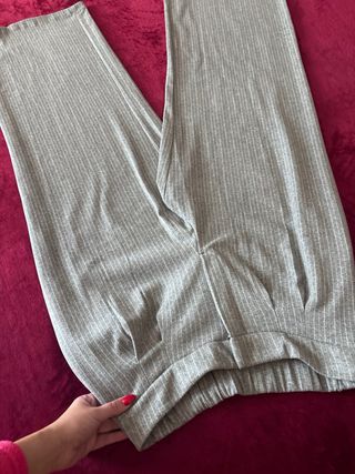 Pantalón gris de pinzas ancho