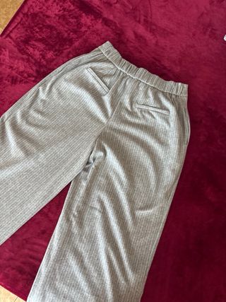Pantalón gris de pinzas ancho