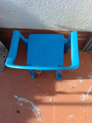 Silla infantil azul de plástico