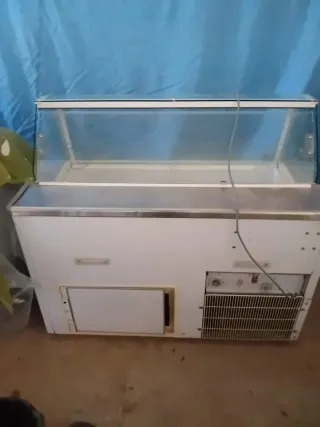 Mostrador de helados con vitrina