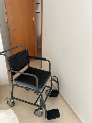 Silla de ruedas con orinal