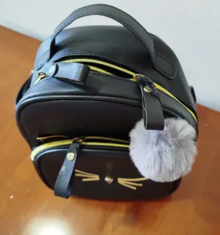 Mochila gato negra con detalles dorados