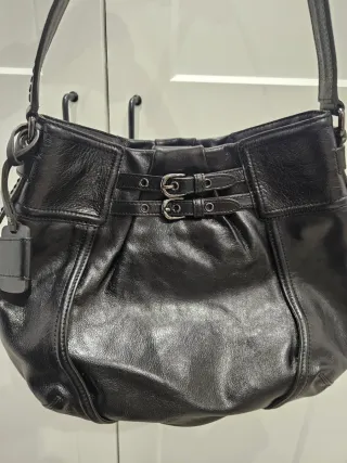 Bolso de cuero negro con hebillas
