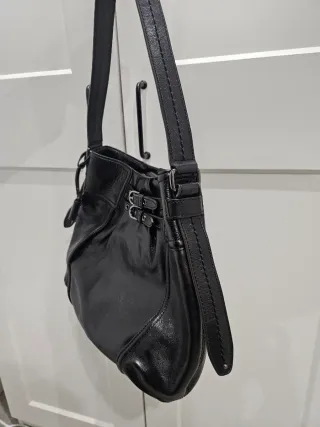 Bolso de cuero negro con hebillas