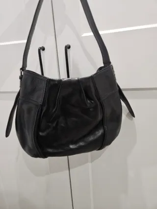 Bolso de cuero negro con hebillas