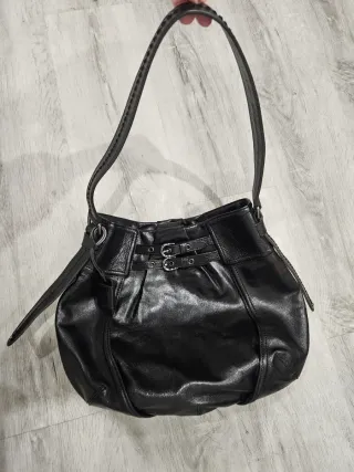 Bolso de cuero negro con hebillas