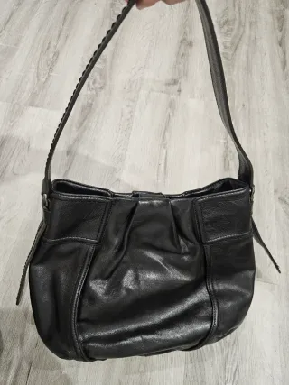 Bolso de cuero negro con hebillas
