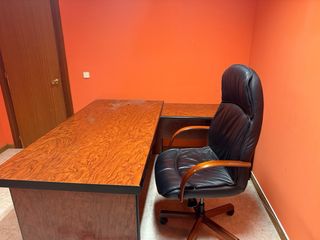 Vitrina de oficina madera y cristal y mesa