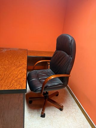 Vitrina de oficina madera y cristal y mesa