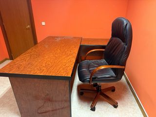 Vitrina de oficina madera y cristal y mesa