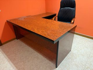 Vitrina de oficina madera y cristal y mesa