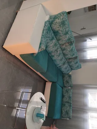 Sofá cheslong turquesa y blanco