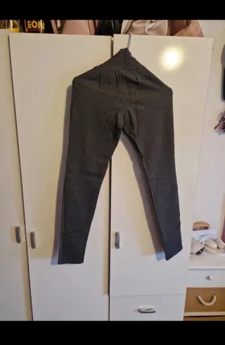 Leggings grises con cinturón ancho