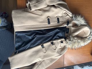 Abrigo beige con capucha y pelo