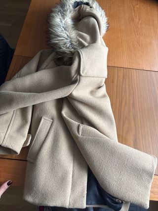 Abrigo beige con capucha y pelo