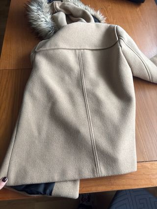 Abrigo beige con capucha y pelo