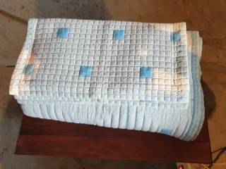 Colcha 1.35 con 2 cojines